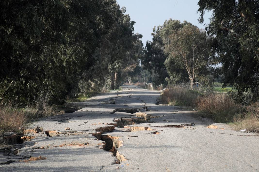 İçine insan girebiliyor, korkutucu görüntüler! Kuş Cenneti'ne giden yolun 2 kilometresi depremde yarıldı 11
